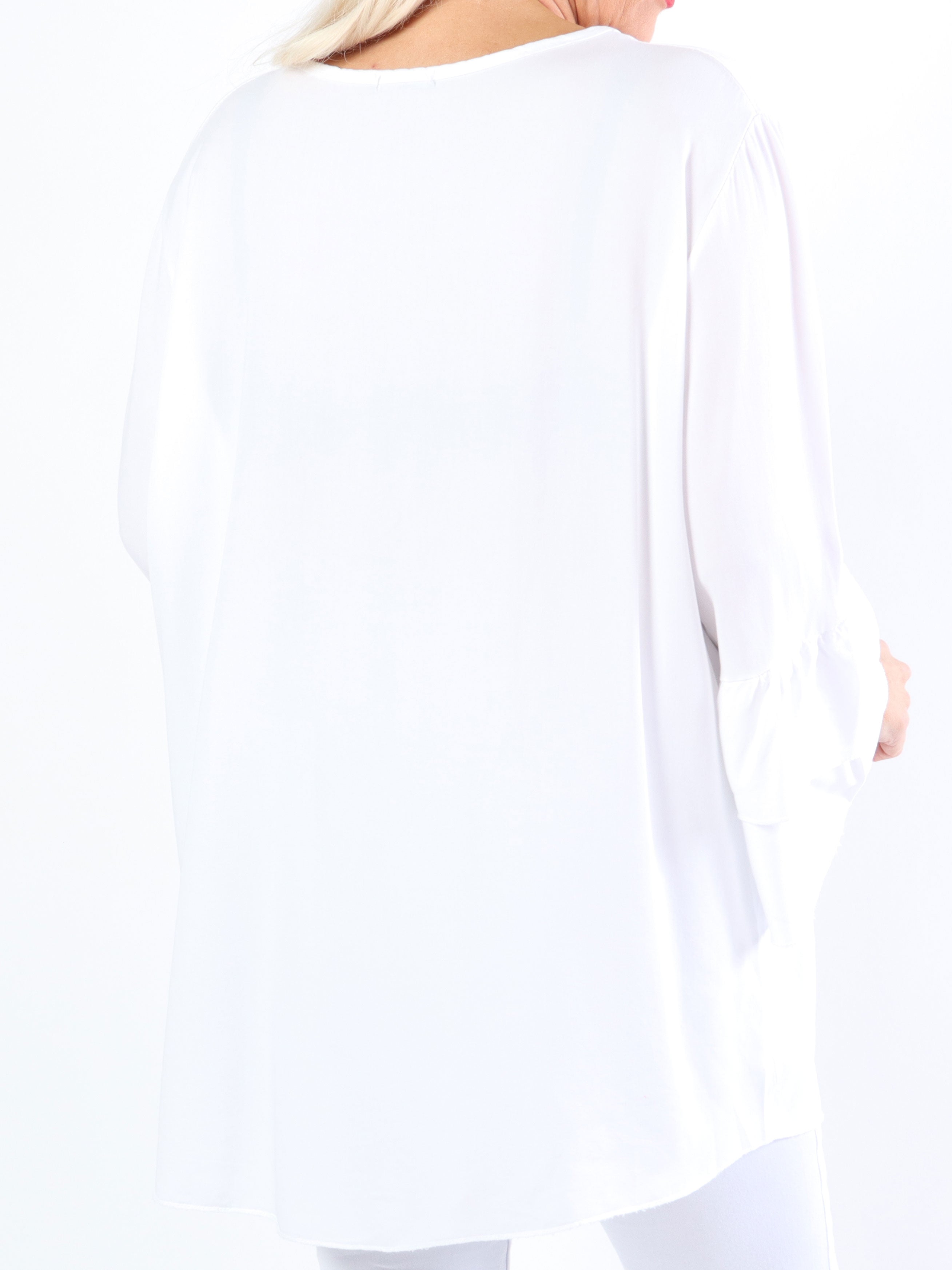 Kayla - Söt plus size blus i viskos med volanger på ärmarna